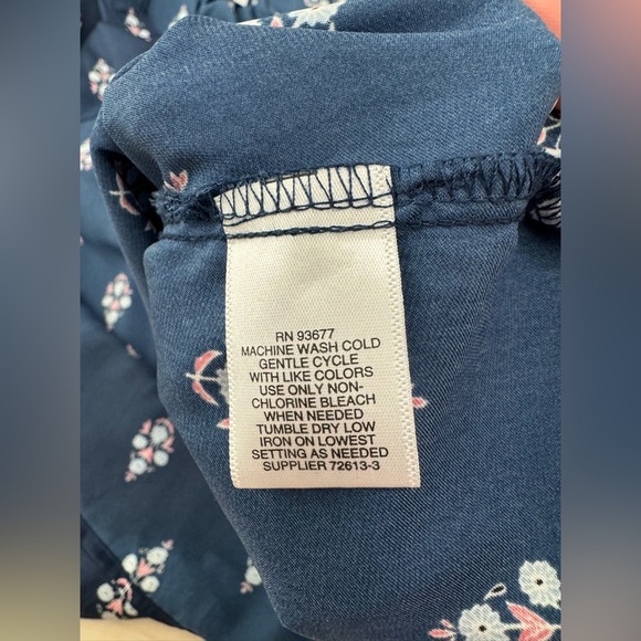 NWOT Liz Claiborne Satin Floral Tunic Blouse in Navy - Picture 12 of 12